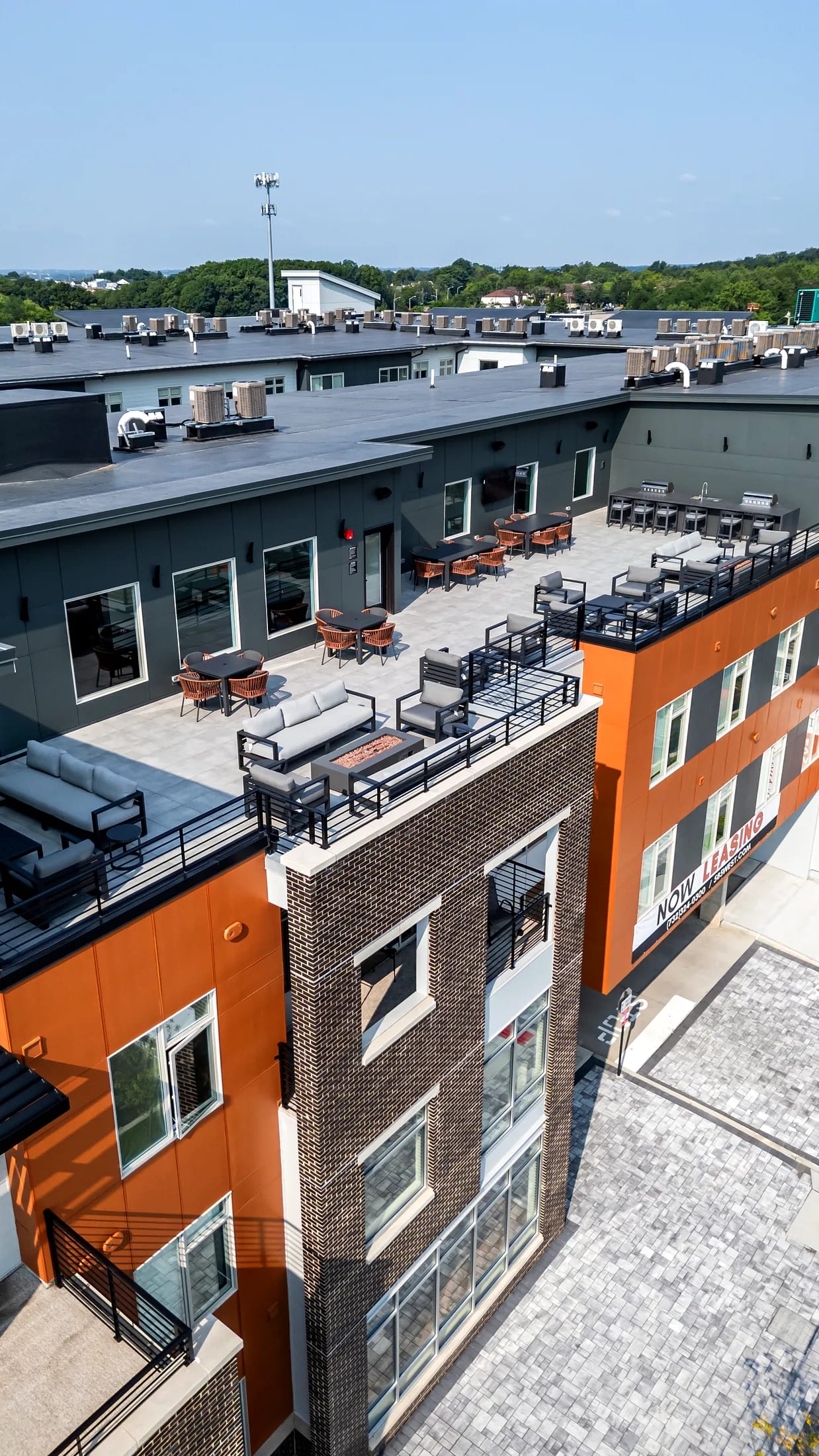 Fachada de Five85West contra el cielo con el borde de la terraza
