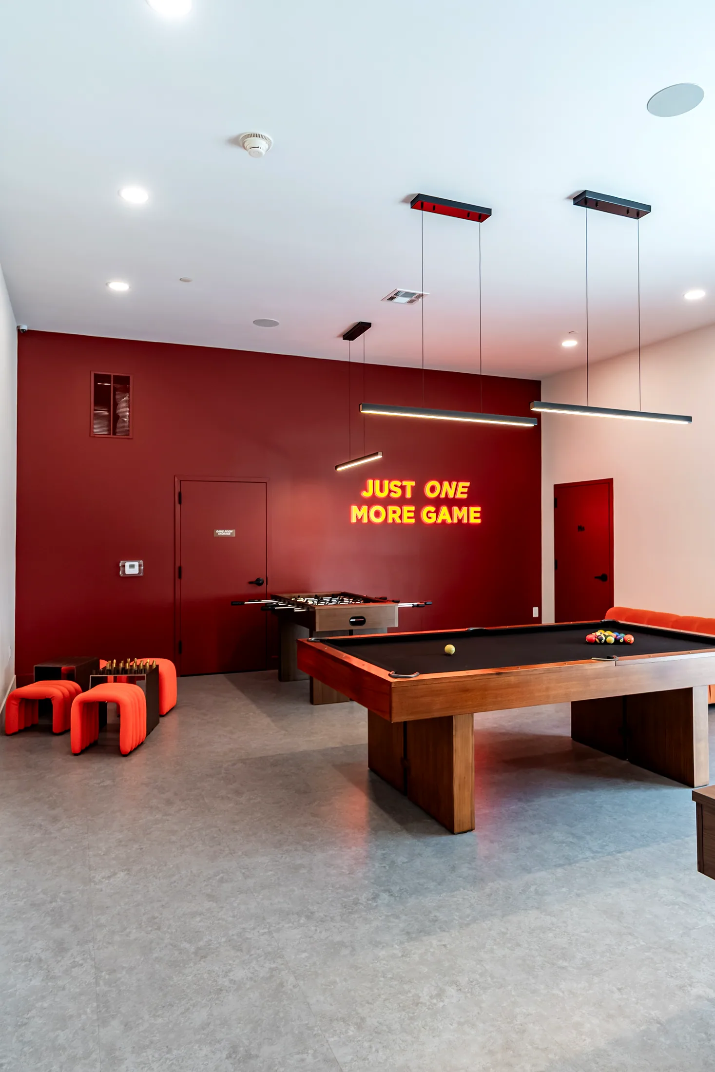 Sala de juegos con el letrero de neón sobre la mesa de billar