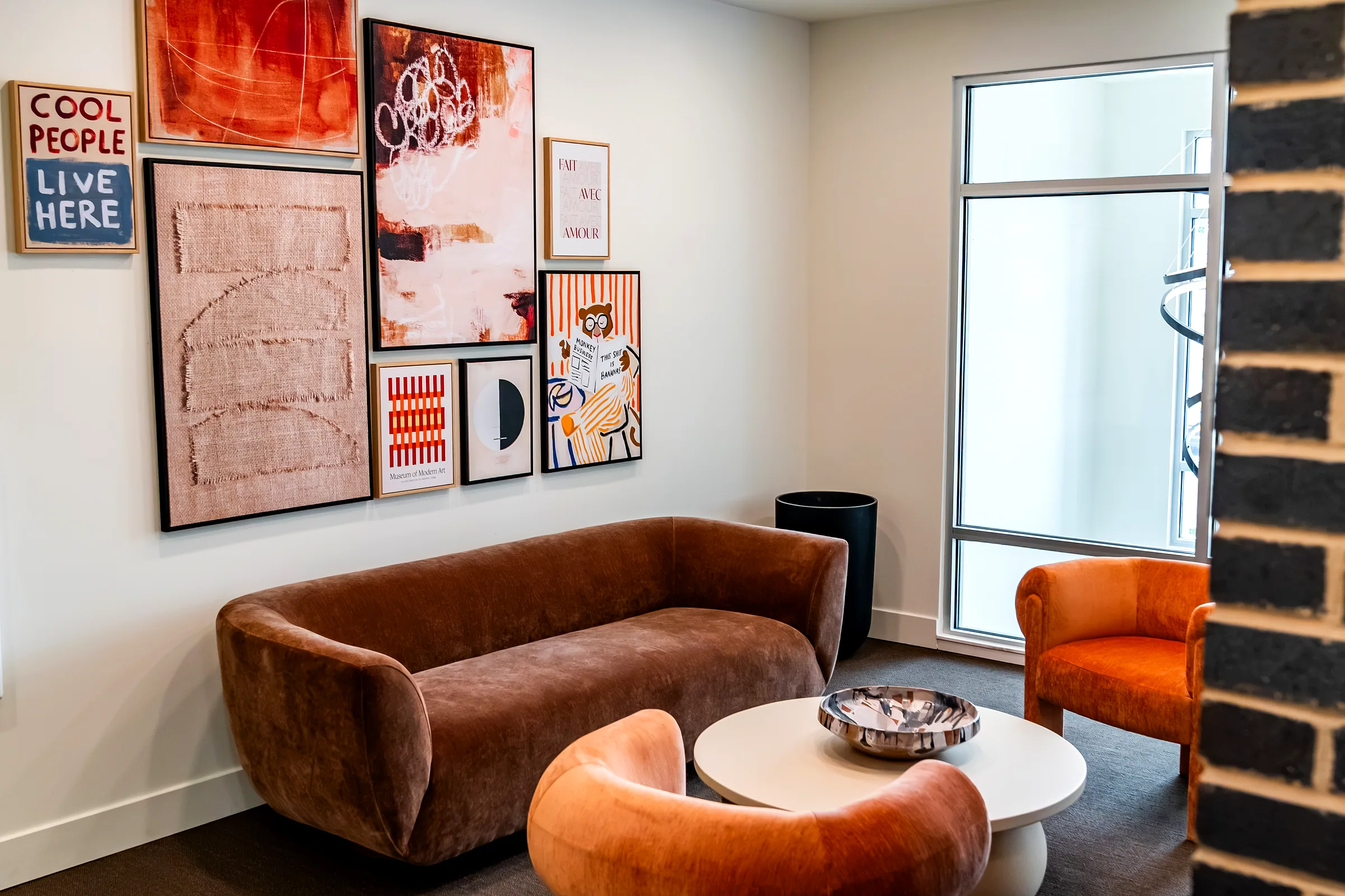 Vista amplia del lounge para residentes de Five85West
