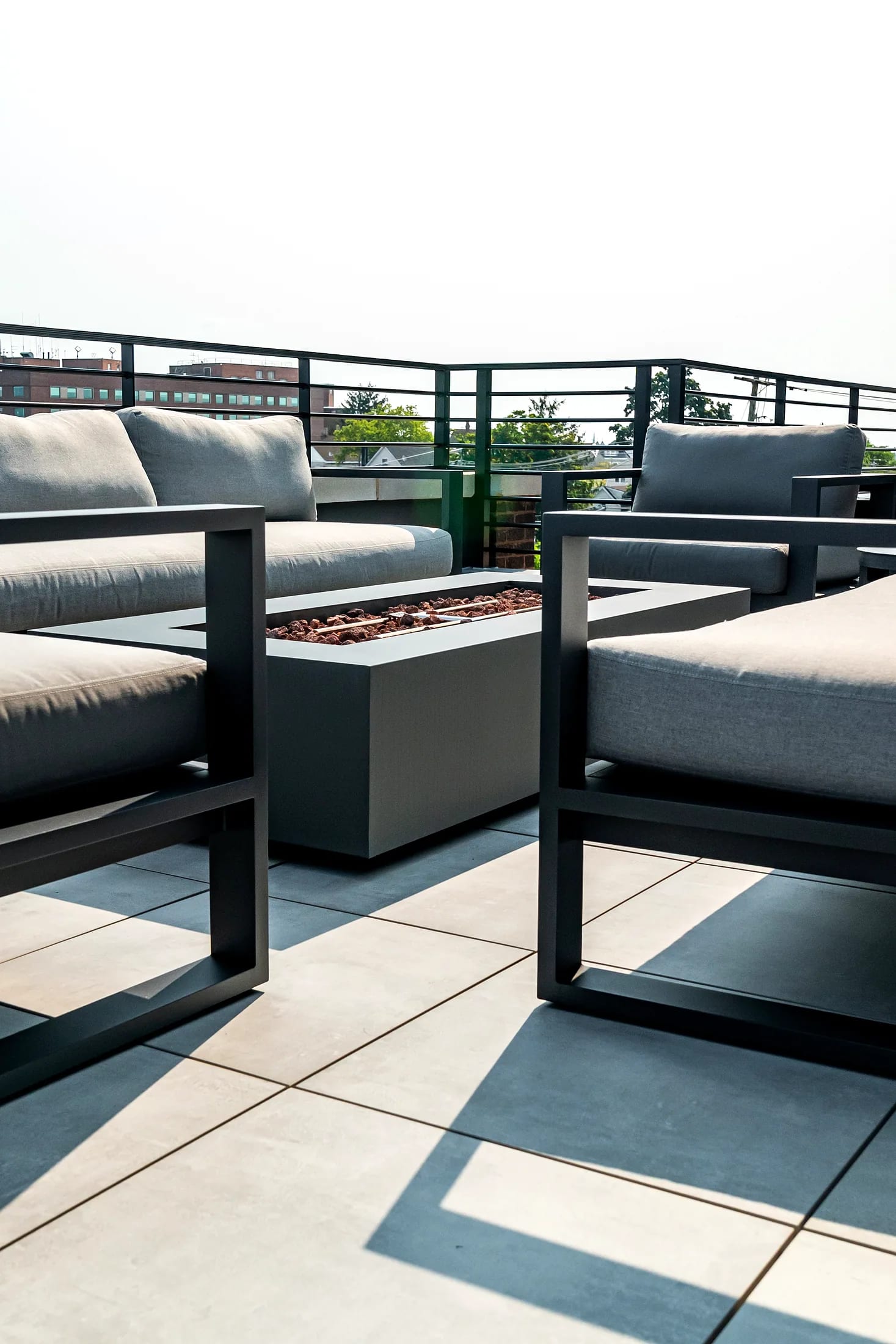 Fogata con sala de estar en la terraza en la azotea de Five85West