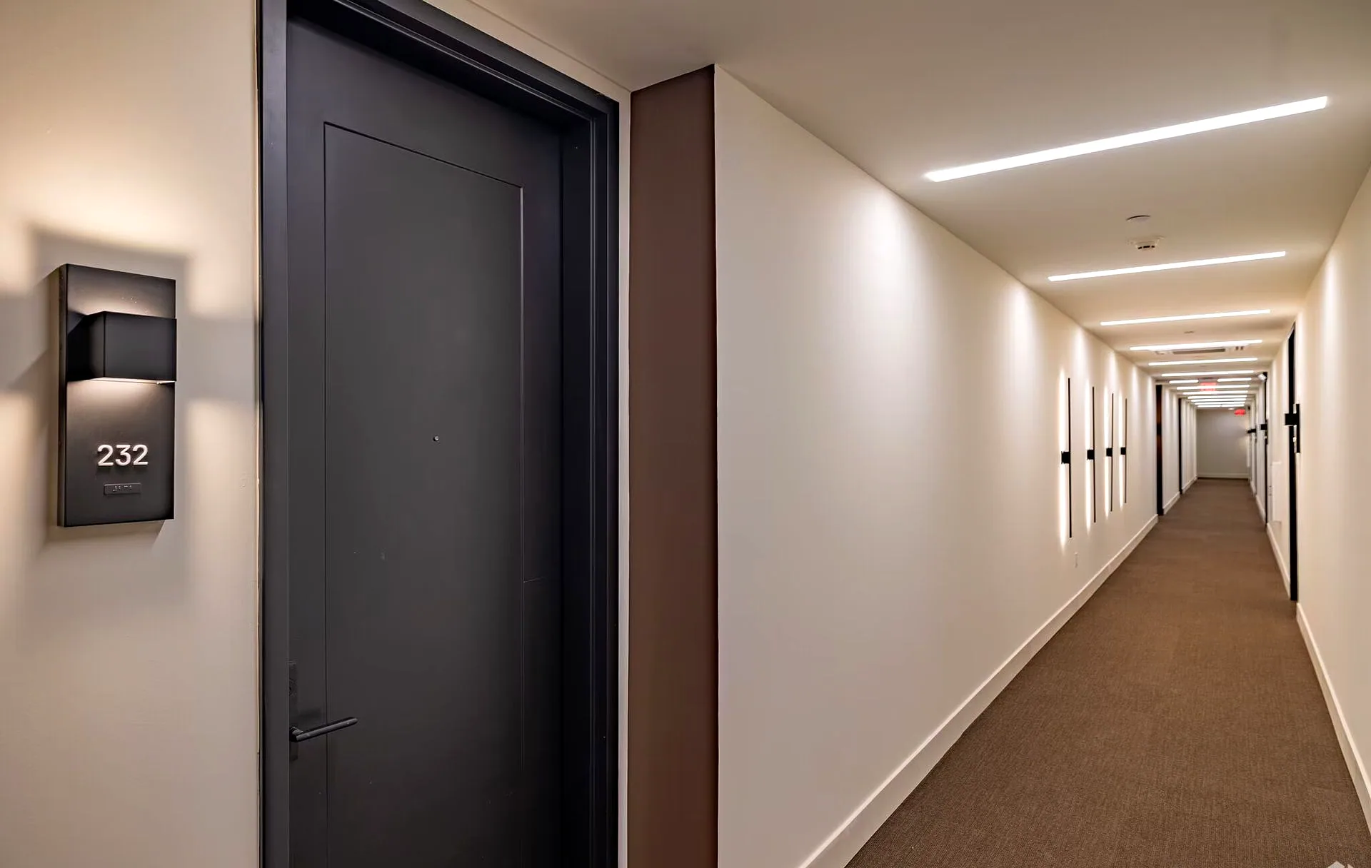 Puerta de entrada a la residencia